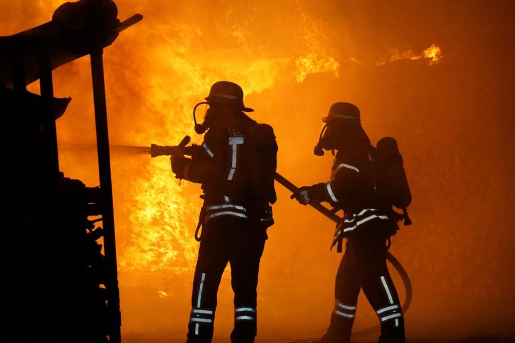 In der Nacht auf Samstag hat es in Plochingen gebrannt: Erneut zwei Holzstapel in Brand gesetzt