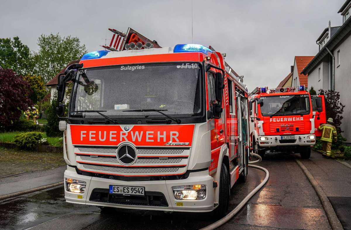 Die Feuerwehr hat einen Schwelbrand in einem Wohnhaus in Esslingen gelöscht.