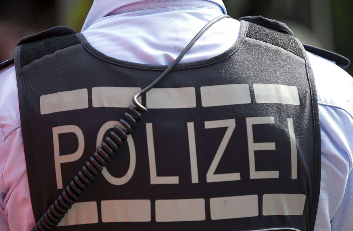 Polizeieinsatz in Stuttgart-Ost: Auto mit Knallkörper stark beschädigt