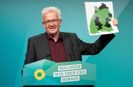 Winfried Kretschmann mit einer Karte der Wahlkreise beim Parteitag der Grünen im April. Foto: dpa/Marijan Murat