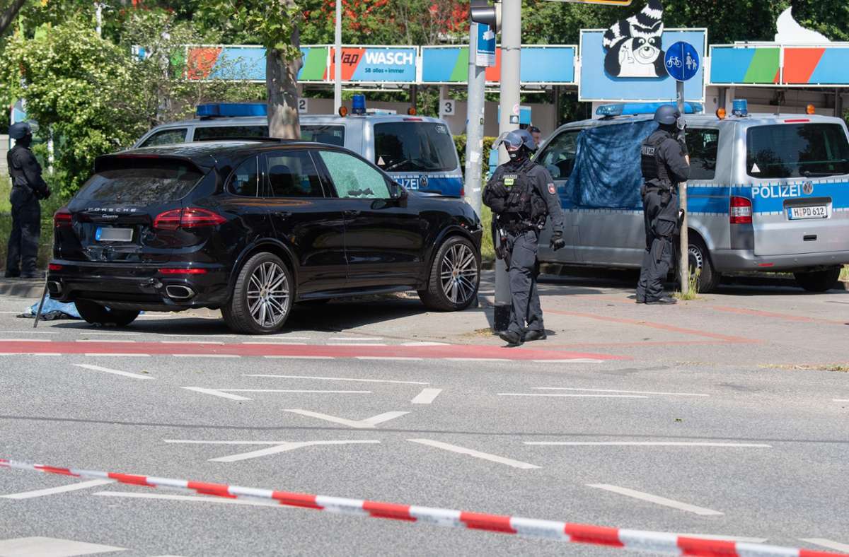 Polizisten sperrten den Tatort in Hannover ab. Foto: dpa/Julian Stratenschulte