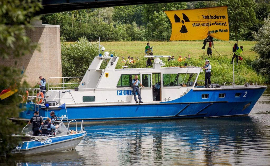 Aktivisten habe sich in  Bad Wimpfen von einer Brücke abgeseilt: Atomkraft-Gegner stoppen Castor-Transport vorerst