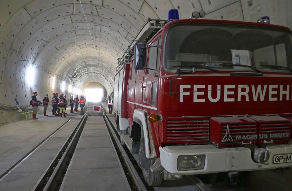 Die Feuerwehren entlang der Neubaustrecke trainieren für den fahrplanmäßigen Bahnbetrieb, der am 11. Dezember beginnt. Foto: Joachim Striebel