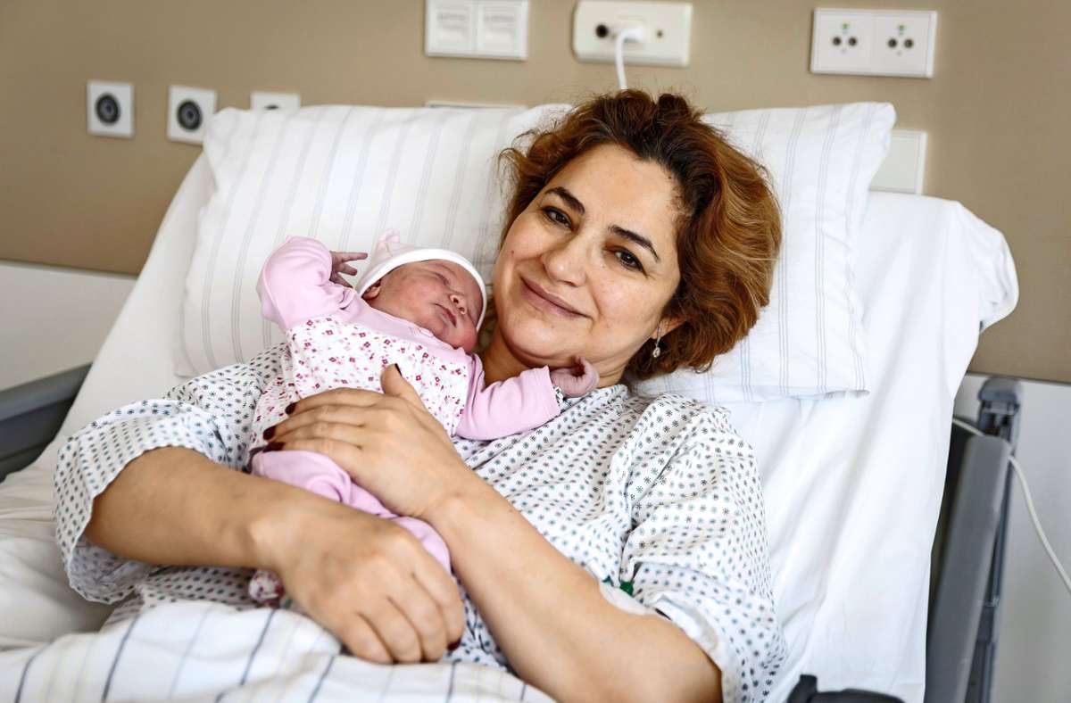 Geburten zum   Jahreswechsel: Roja heißt das erste Baby 2023 im Stuttgarter Klinikum