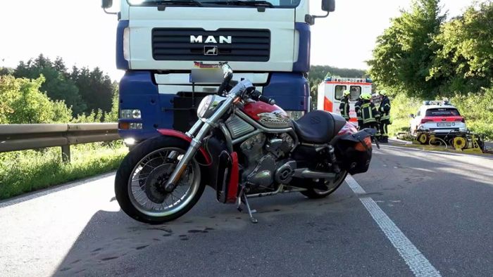 Harley-Fahrer gerät unter Lkw-Anhänger