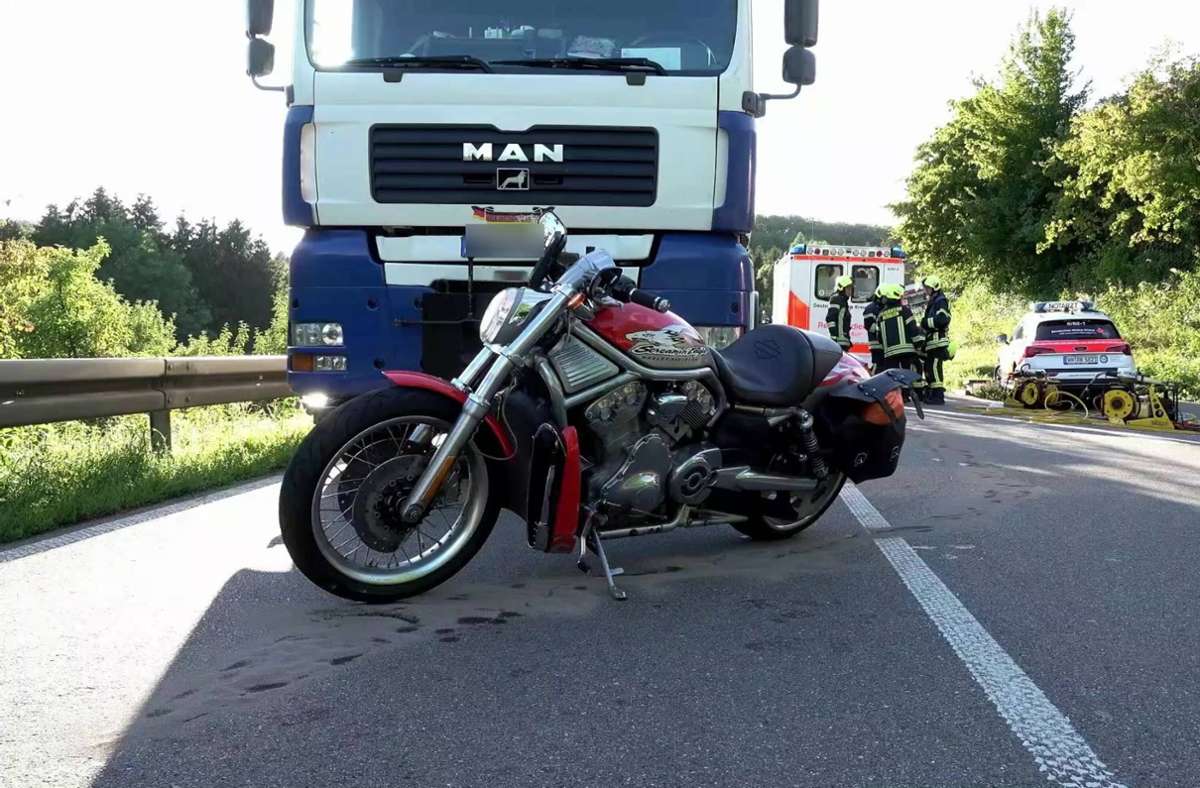 Unfall mit Motorrad in Berglen: Harley-Fahrer gerät unter Lkw-Anhänger