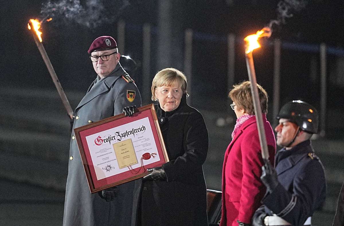 Zapfenstreich für Merkel: Ein rote Rose und feuchte Augen zum Abschied