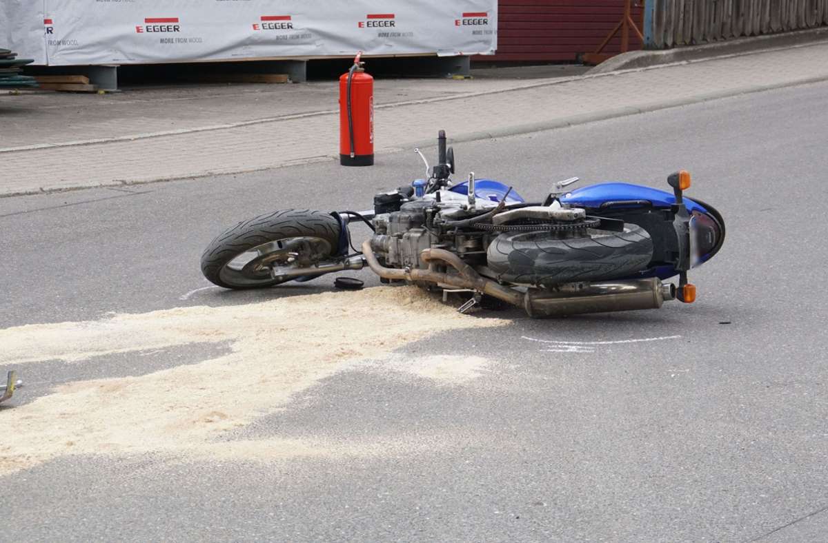 Unfall in Friolzheim: Autofahrer missachtet Vorfahrt - Motorradfahrer stirbt