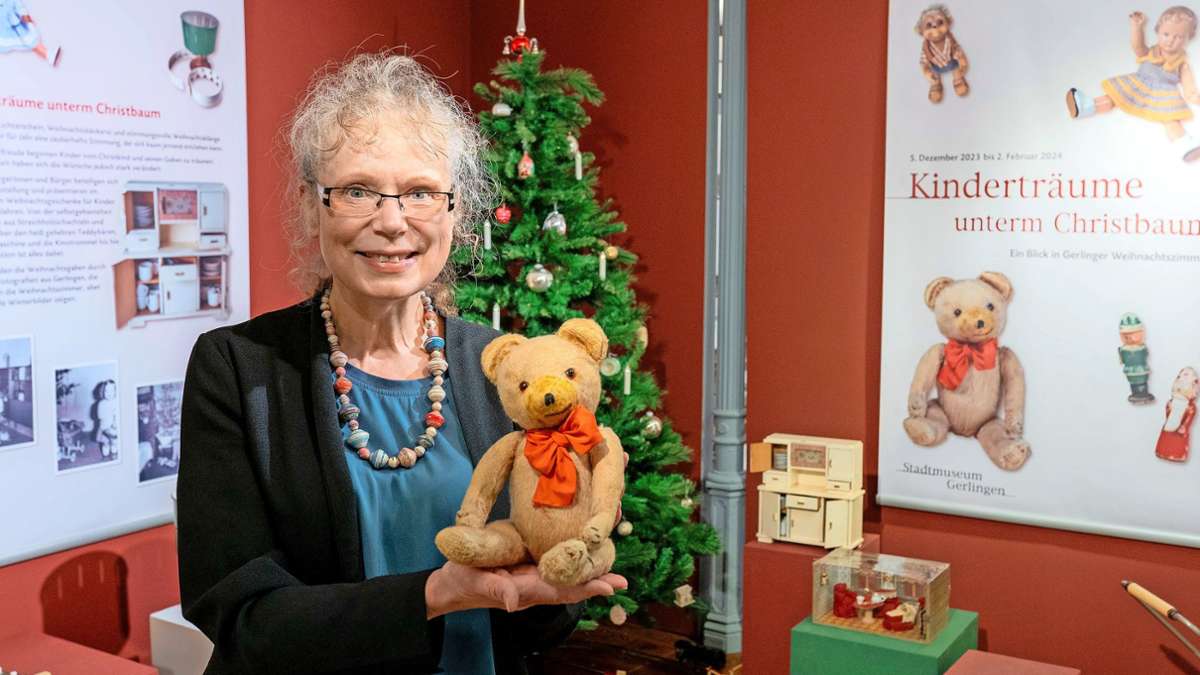 Birgit Knolmayer zeigt Weihnachtsgeschenke aus 100 Jahren.