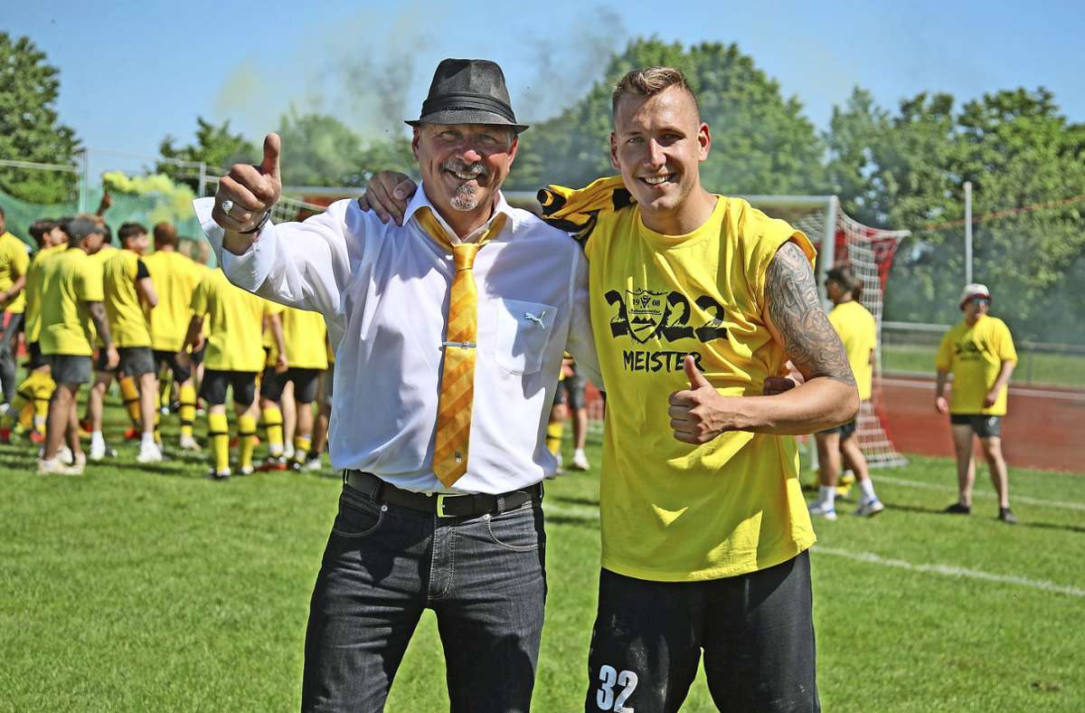 Wenn der Vater mit dem Sohne . . . Jan (rechts) und Frank Nagel sind das Erfolgs-Trainerduo beim frisch gebackenen Kreisliga-B-Meister TSV Baltmannsweiler. Foto: /Herbert Rudel