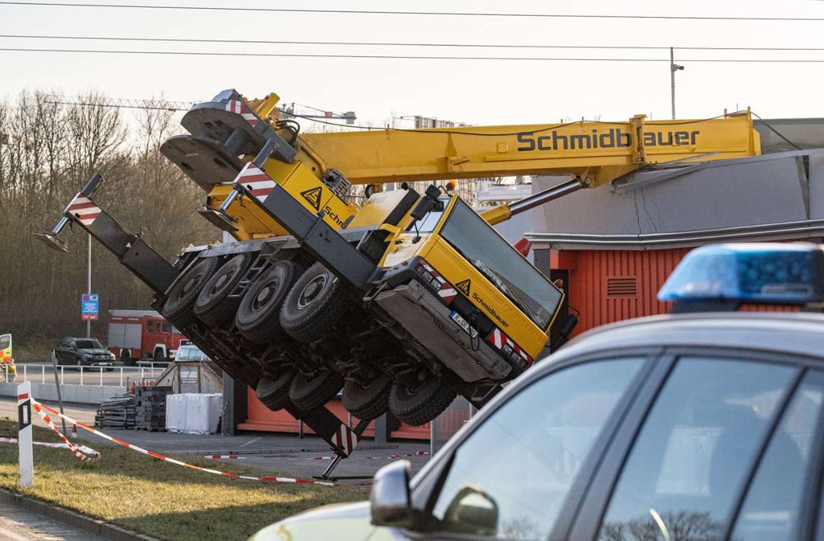 Kurioser Unfall in der Oberpfalz: Autokran kippt auf Supermarkt