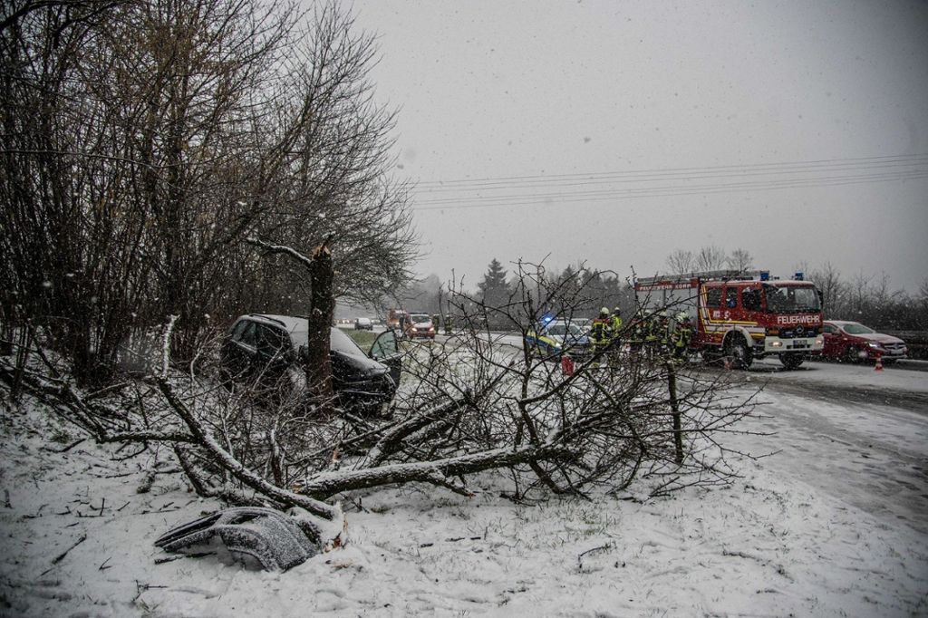 Fahrerin und Kind bei Korb schwer verletzt: Unfall auf schneeglatter Straße