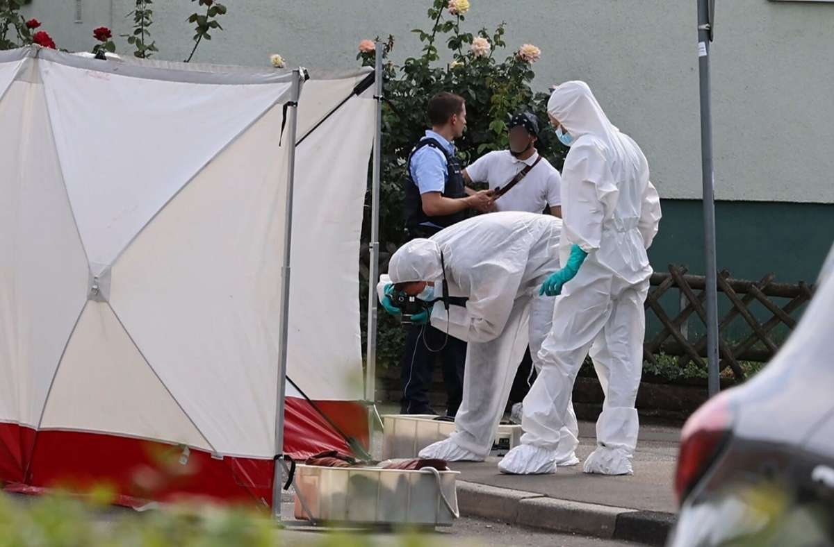 Kriminaltechniker sichern in der Ludwigsburger Oststadt nach einem tödlichen Messerangriff Spuren. In aller Regel werden solche Fälle  in Deutschland aufgeklärt.