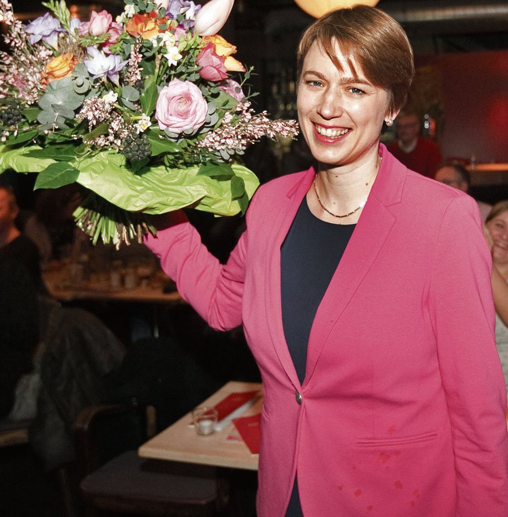 Andrea Lindlohr hat den Wahlkreis Esslingen erstmals für die Grünen auf direktem Weg geholt - dafür gab’s von der Parteibasis Beifall und Blumen.