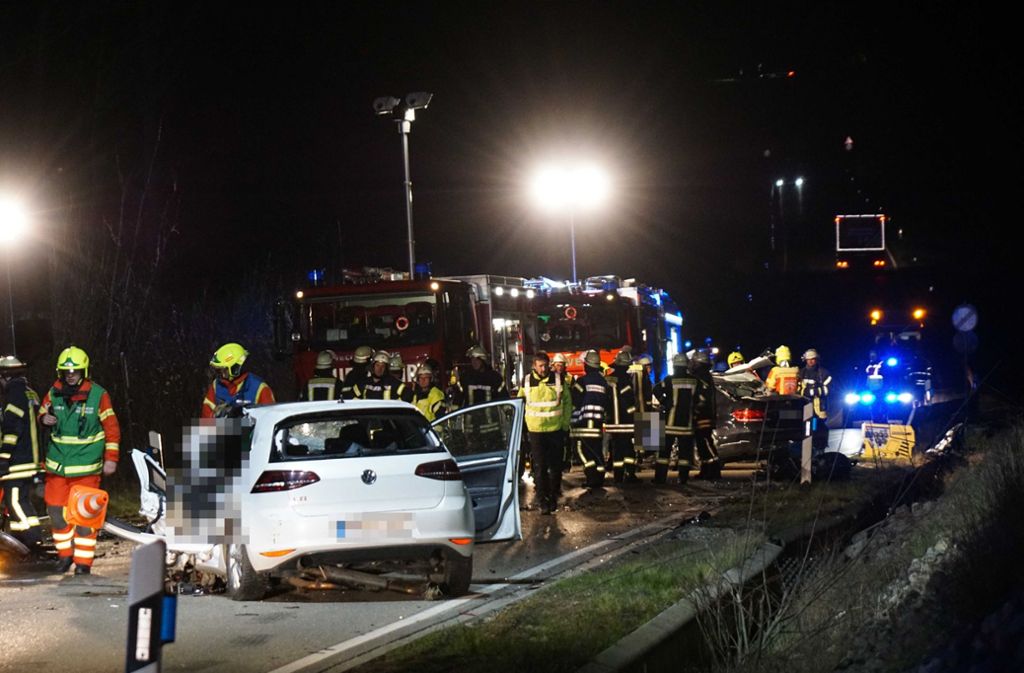 Unfall bei Großbettlingen: Zwei Autofahrer sterben bei Frontalzusammenstoß auf B313