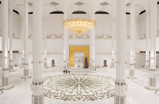 Der riesige Gebetssaal mit seinen bis zu 45 Meter hohen 32 Säulen Foto: KSP Jürgen Engel Architekten/M.Benkartaba