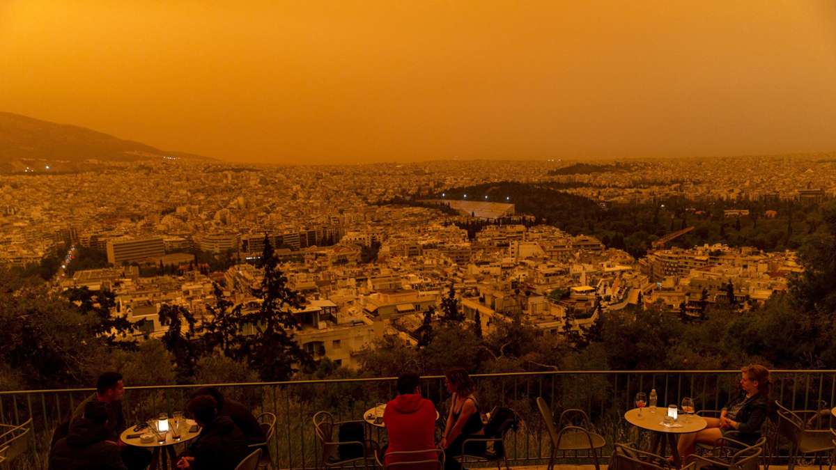 Saharastaub taucht Athen in orangefarbenes Licht.
