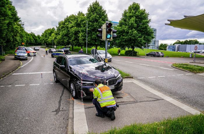 Unfall im Feierabendverkehr: Zwei Autos stoßen in Esslingen zusammen