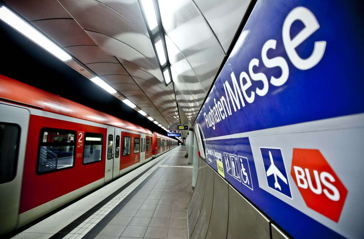 Züge zum Stuttgarter Flughafen: Anmeldung zur S-21-Erörterung wegen Corona  nötig