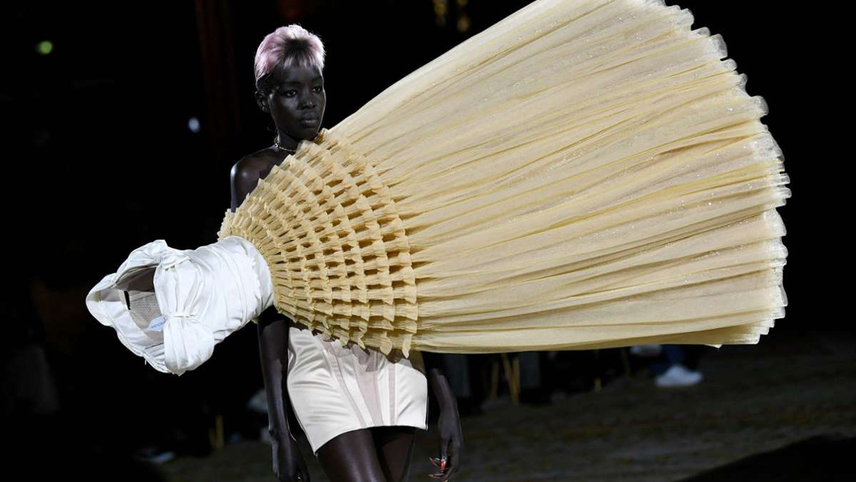 Fashion Week in Paris: Mode, die  Kopf steht