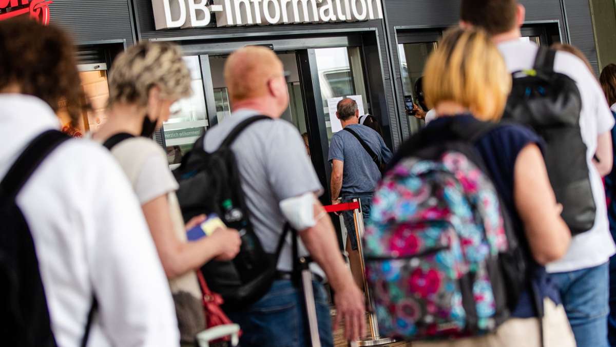 Hauptbahnhof in Stuttgart: So reagieren Reisende auf das  Chaos