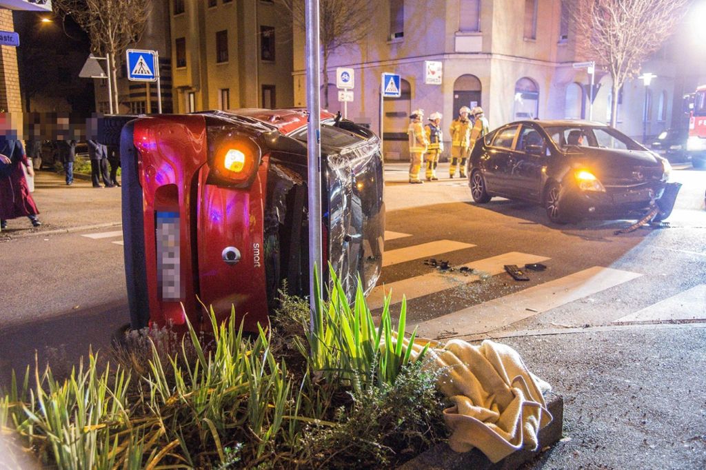 Ein Auto bleibt auf der Seite liegen: Schwerer Unfall mit zwei Verletzten in Esslingen