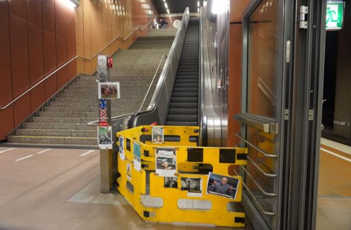 Die kaputte Unirolltreppe sorgt für Spott – mit ausgedruckten Memes. Foto: Andreas Rosar Fotoagentur-Stuttg