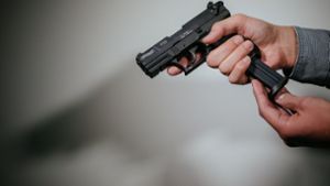 Junge Männer mit Schusswaffe bedroht