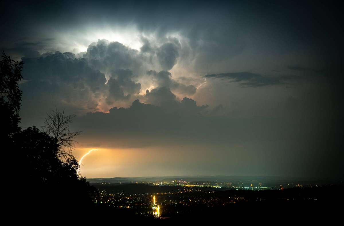 Blitze, Hagel, Starkregen: Unwetter in Baden-Württemberg halten an