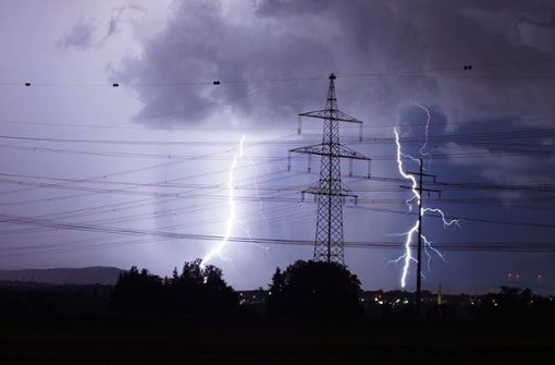 Blitze über Stuttgart in der Nacht auf Freitag – die Unwetterwarnungen reißen nicht ab. In der Region war besonders Ludwigsburg betroffen. Foto: Andreas Rosar Fotoagentur-Stuttg/Andreas Rosar Fotoagentur-Stuttg