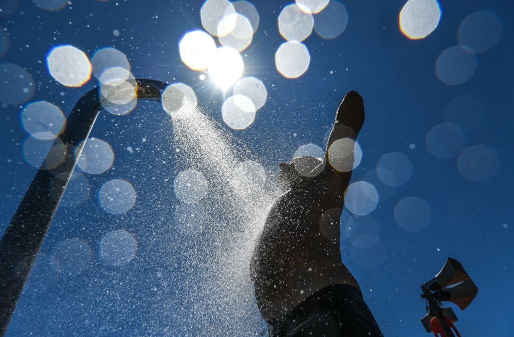 Eine eiskalte Dusche führt dazu, dass der Körper sich dagegen wehrt – und man nur noch mehr schwitzt. Foto: dpa