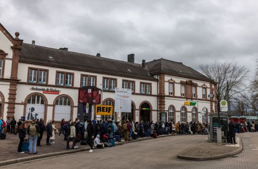Viele Reisende mussten auf Busse warten. Foto: dpa/Philipp von Ditfurth