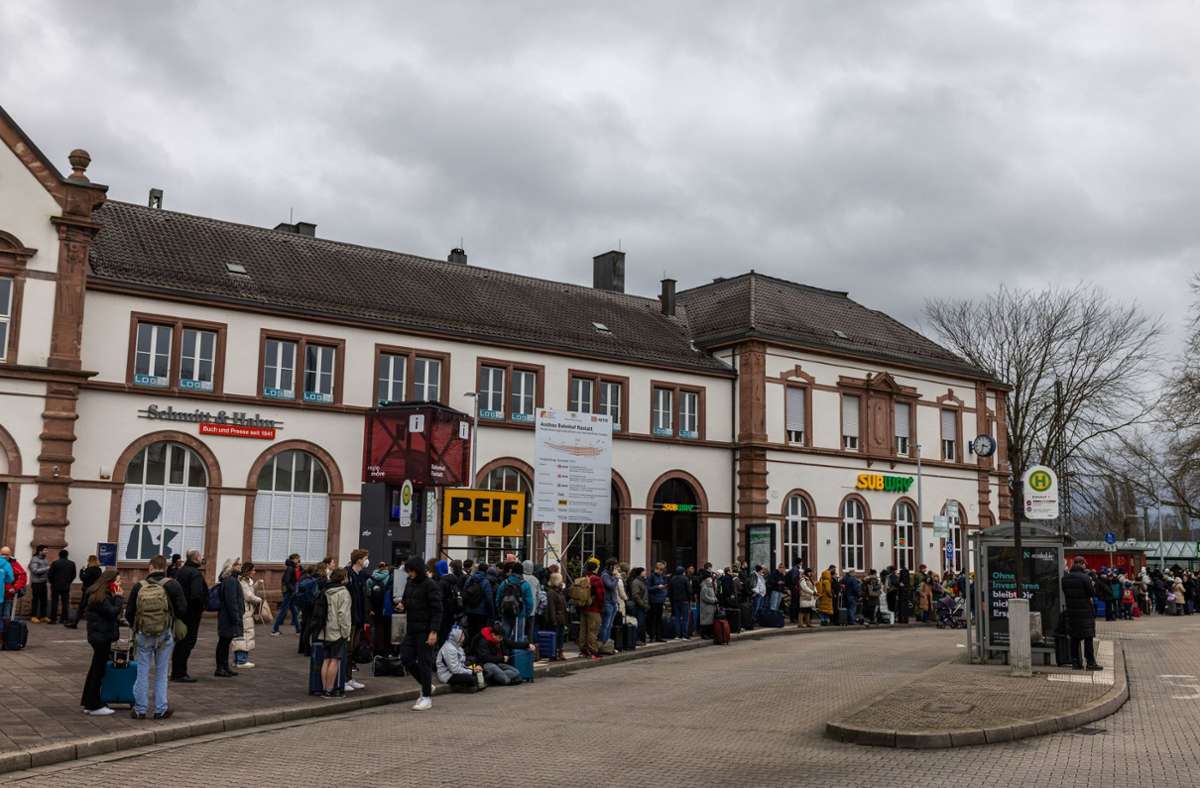 Zwischen Karlsruhe und Basel: Evakuierung und Zugstopp wegen Bombe an Bahnstrecke
