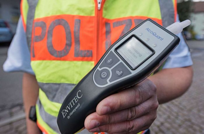 Unfall in Aichwald: Alkoholisierter Mann fährt gegen geparktes Auto