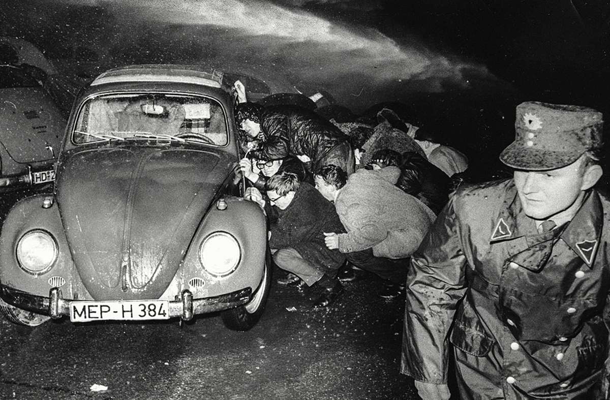 Eines der ikonischen Bilder, das den Ausgangspunkt von Harry Walters Deutungskunst bildet: Demonstranten, die vor der Esslinger Druckerei Bechtle 1968 die Auslieferung „Bild“-Zeitung verhindern wollen. Foto: Schlaufen Verlag
