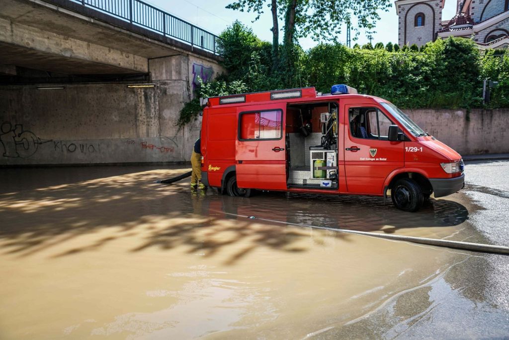 07.06.2019 Bei einem Wasserrohrbruch in der Kurt-Schumacher-Straße in Esslingen wurde eine Unterführung überschwemmt.
