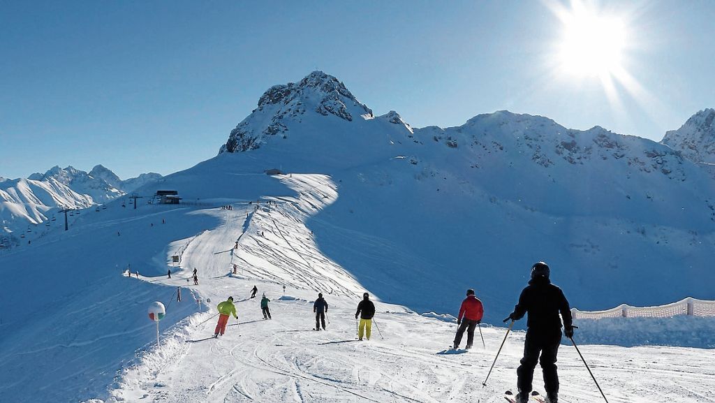 Skifahrer am Nebelhorn, bei Oberstdorf. Dort liegen bis zu 80 Zentimeter Schnee. Am neuen Gipfelrestaurant in 2220 Metern Höhe hat man bei gutem Wetter einen Panoramablick über 400 Alpengipfel. www.das-hoechste.de