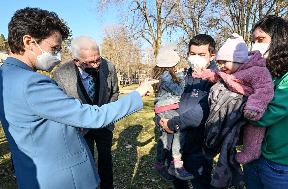 Erstaufnahme für Ukraine-Flüchtlinge: Winfried Kretschmann dankt Helfern bei Besuch in Sigmaringen