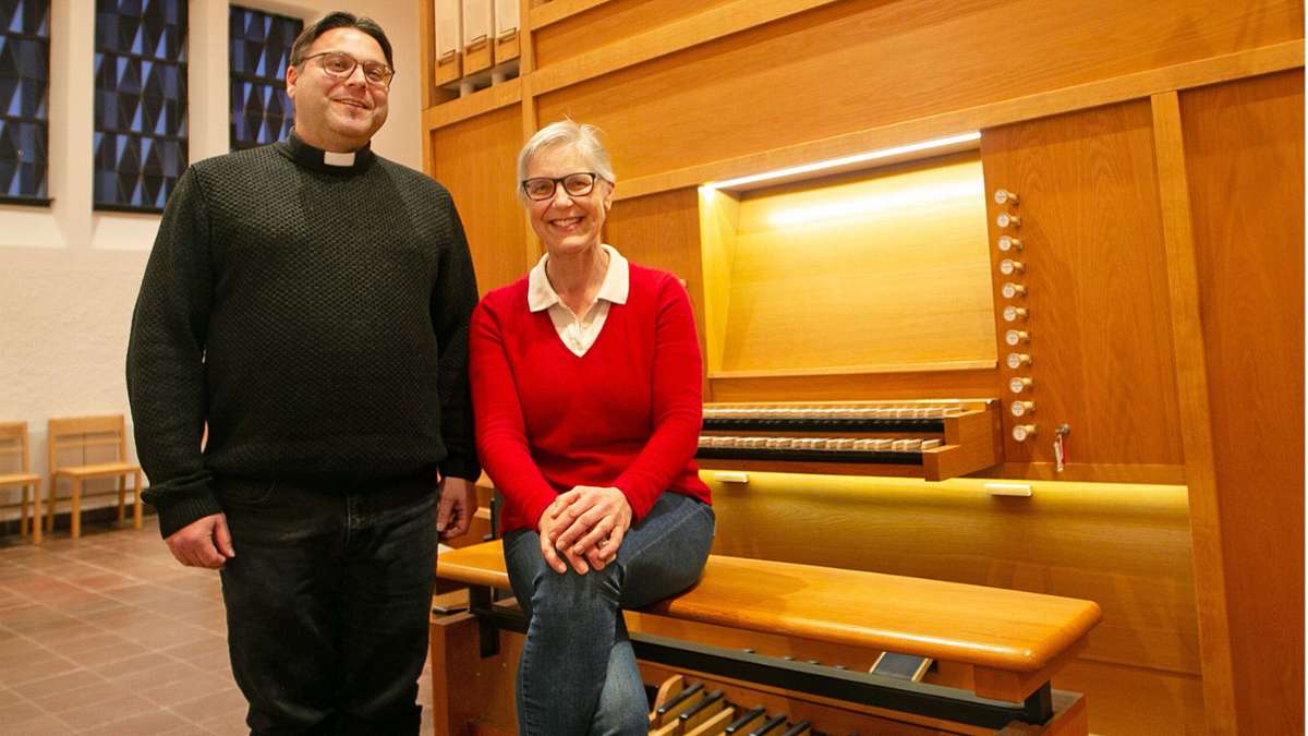 Die Königin der Instrumente: Die Orgel der St. Paulus-Kirche in Neckartenzlingen wurde mit Recycling-Elementen zusammengebaut. Sie klingt wunderbar, meinen Dekan Volker Weber und Kirchenmusikerin Irmtraud Fuchs.