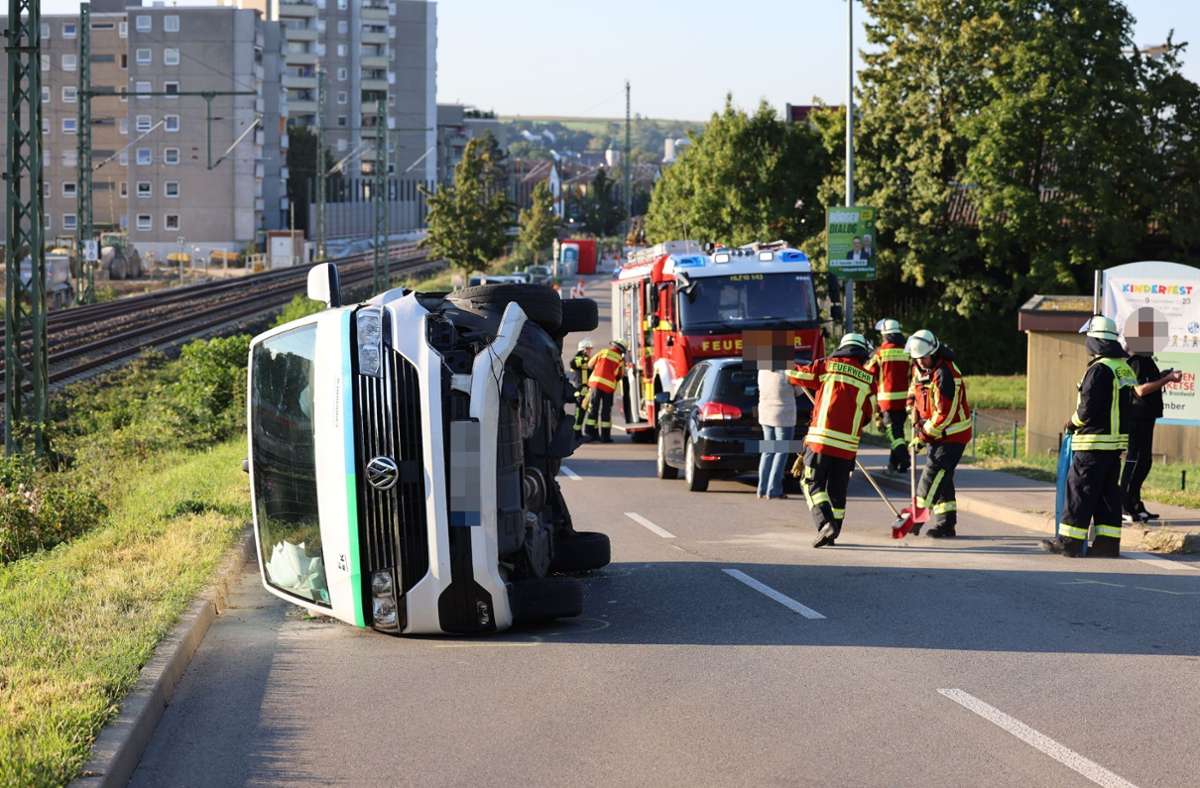 Unfall in Oberboihingen: Auto kippt bei Zusammenstoß um – zwei Verletzte