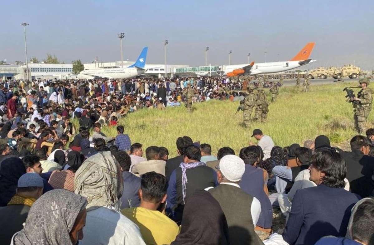 Chaos am Flughafen in Kabul: Aus Afghanistan Geretteter berichtet von Toten und Schüssen