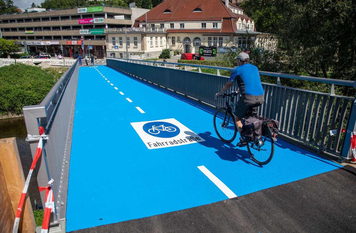 Boris Palmer ist stolz: Erste Fahrradbrücke mit „Fußbodenheizung“ in Tübingen eröffnet