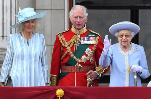 Queen Elizabeth II. zeigt sich gemeinsam mit ihrem Sohn Prinz Charles und Herzogin Camilla auf dem Balkon des Buckingham Palasts. Foto: AFP/DANIEL LEAL