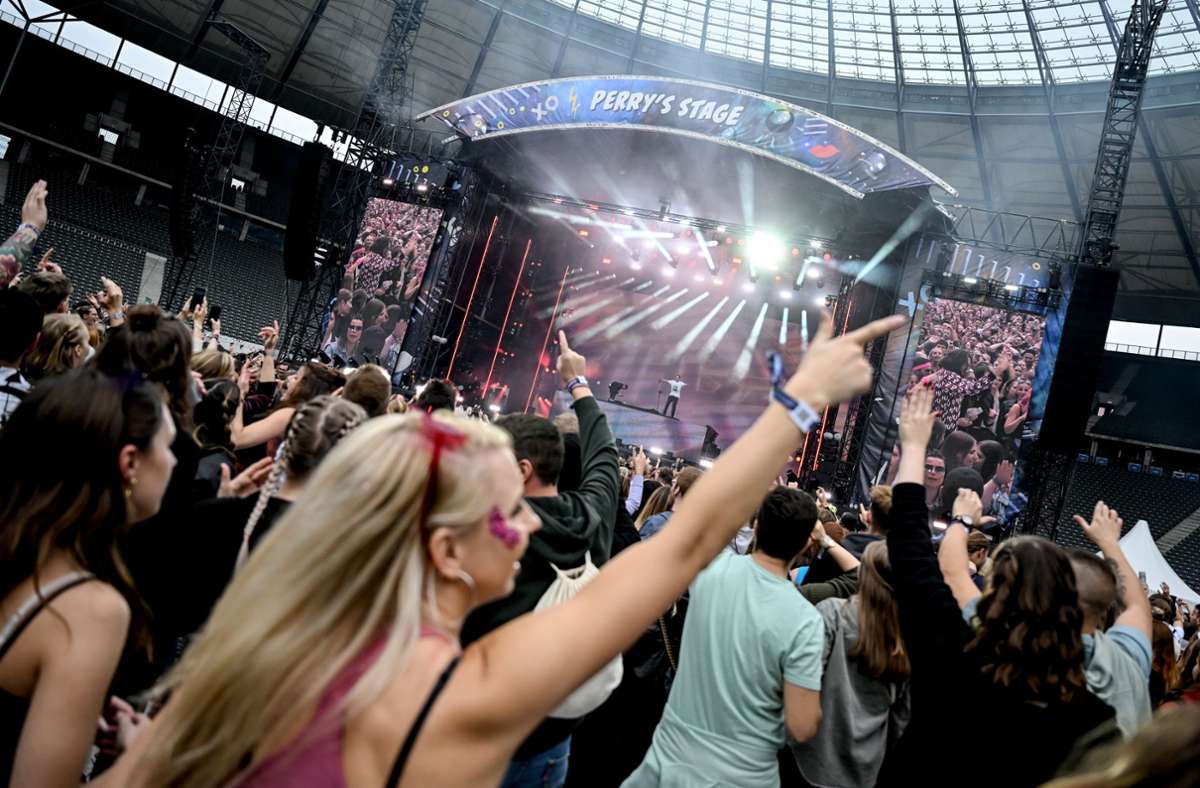 Menschen feiern beim Lollapalooza Festival am Berliner Olympiastadion. Foto: dpa/Britta Pedersen