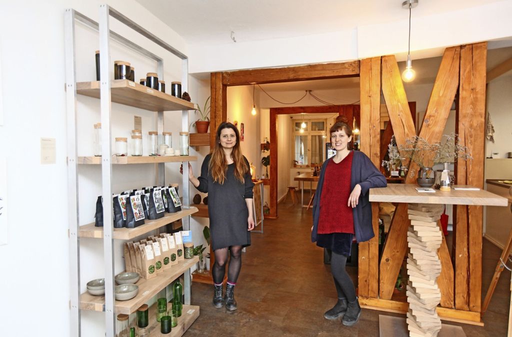 Larissa Banse und Anika Roll kennen sich seit dem Studium und haben den Laden seit Dezember.