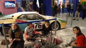 Klima-Aktivistinnen schütten Mehl auf Andy-Warhol-Auto in Mailand