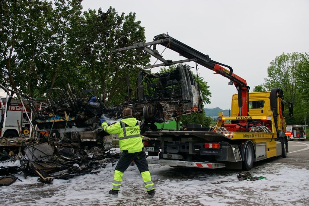 19.05.2019: Auf der A8 geriet ein Wohnmobil in Flammen und brannte komplett aus.
