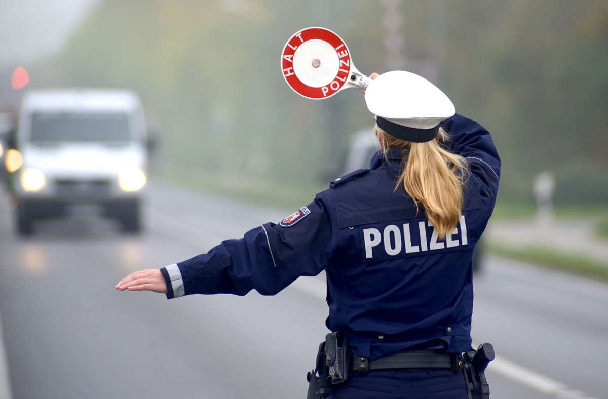 Kontrollaktion in Korb: Polizei nimmt Lastwagen auf der B14 unter die Lupe