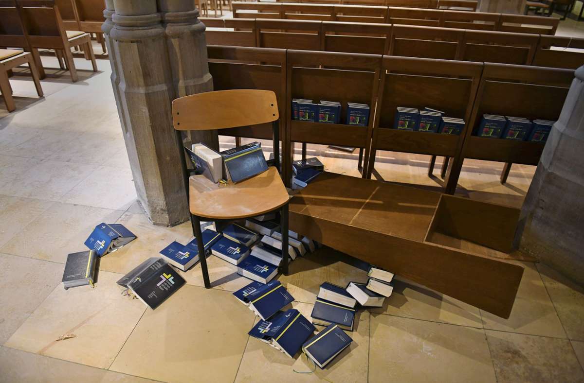 Im Kirchenschiff riss der Mann Gesangbücher aus den Regalen. Foto: Lichtgut/Leif Piechowski