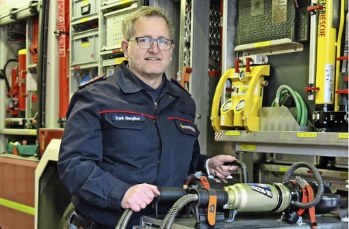 Das Bedienen der Geräte für den Löscheinsatz lässt sich nur schwer virtuell trainieren, wie der Feuerwehrkommandant Frank Obergöker an einem Löschfahrzeug zeigt. Foto: /Ulrike Rapp-Hirrlinger